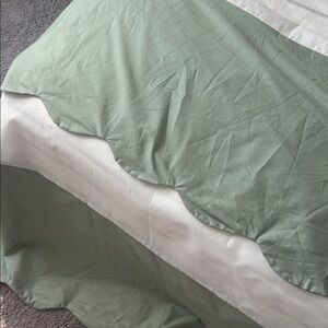 Crib skirt with scalloped detail